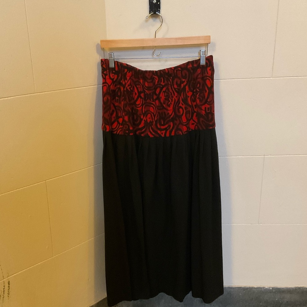 Black & Red Wool Knit Print Yoke Black Soft Pleated Long Skirt